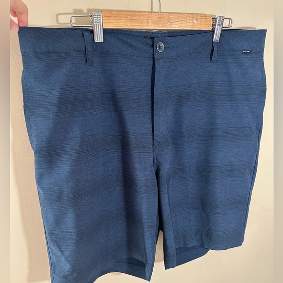 Travis Mathew shorts, Men's 40. Dark blue black variation print. Good for golf - Picture 1 of 5
